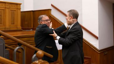 Fernando Mora (PSOE) anuncia por sorpresa en el pleno de las Cortes que deja la política
