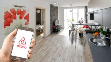 Airbnb ganó 2.526 millones en 2024, casi la mitad que un año antes, con un alza del 12% de los ingresos
