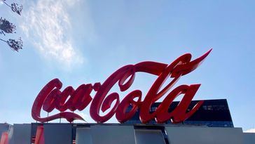 Coca-Cola Europacific Partners gana un 13,5% menos en 2024 y anuncia recompra por 1.000 millones y dividendo