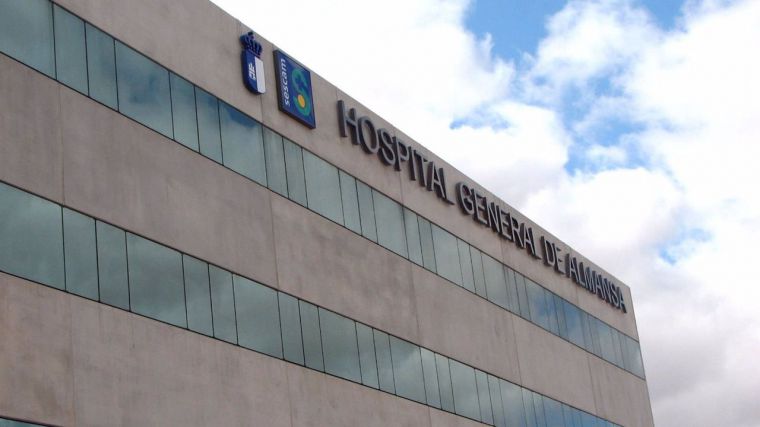 Una mujer y una niña de 13 años resultan heridas tras la colisión de dos turismos en Almansa