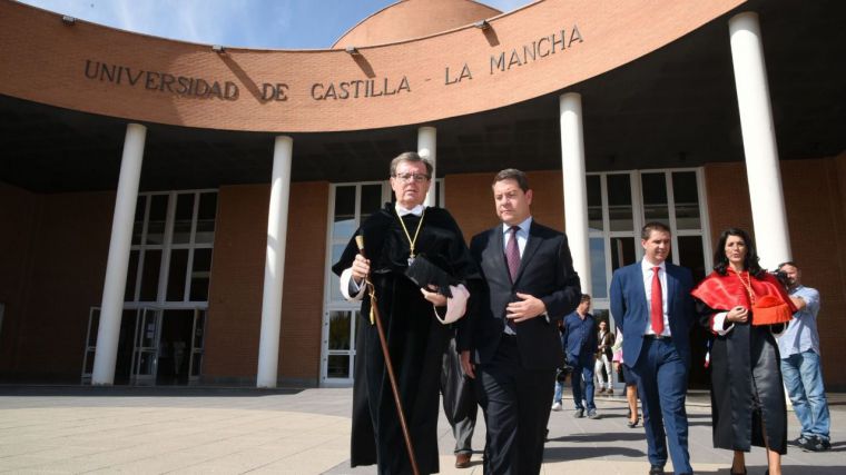 El Rector de la UCLM, Miguel Ángel Collado, y el presidente de la Junta, Emiliano García-Page, durante la inauguración del curso académico.