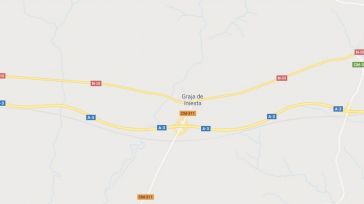Un fuego consume dos camiones portacoches en Graja de Iniesta provocando explosiones pero sin causar heridos