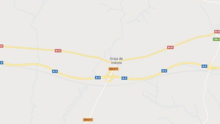 Un fuego consume dos camiones portacoches en Graja de Iniesta provocando explosiones pero sin causar heridos