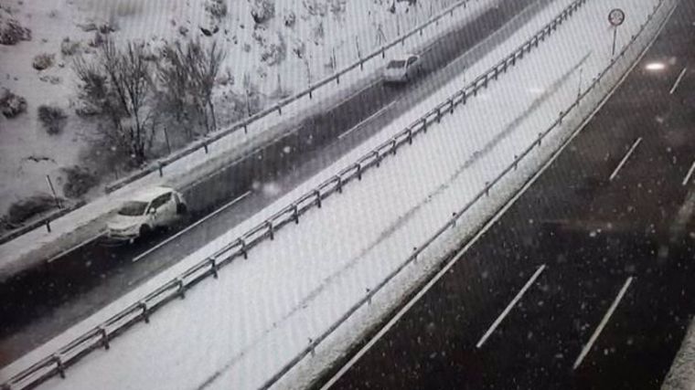 La acumulación de nieve dificulta la circulación por la A-2 a su paso por Guadalajara