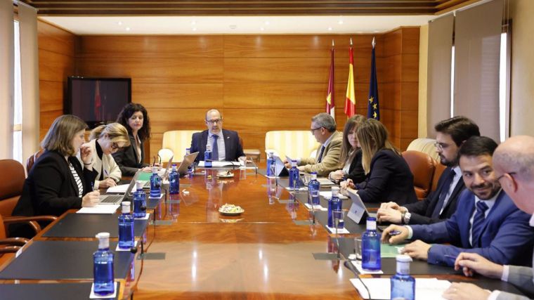 El pleno de las Cortes debatirá este jueves sobre igualdad de género, bienestar laboral y transporte en Talavera