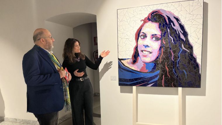 La Diputación de Toledo acompaña a la artista Estefanía Sanz en una muestra que nos enseña el mundo microscópico del arte
