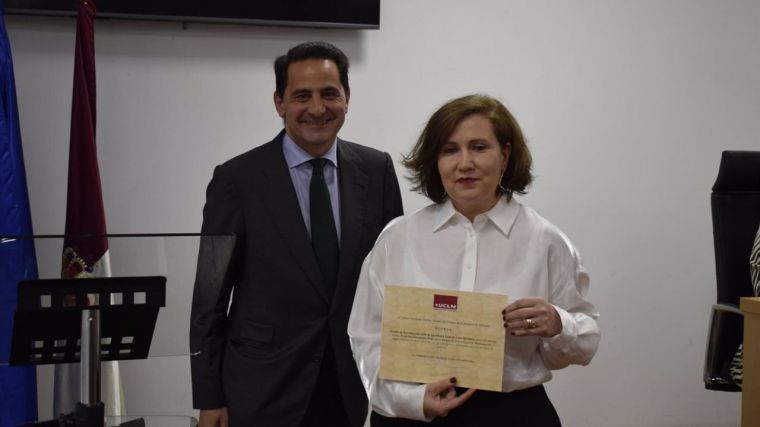 La profesora de la Universidad de Vigo Francisca Fernández, Premio de Investigación en Igualdad y Género de Ajusa y UCLM