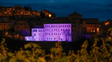 Las Cortes regionales iluminan su fachada de morado por el 8M