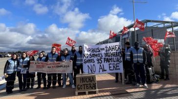 Los trabajadores de Daher se concentran en la fábrica de Airbus para frenar el despido de 45 personas 