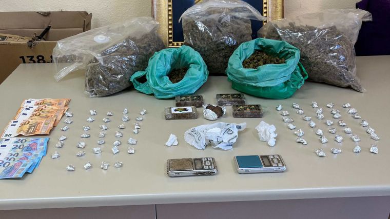 Detenidos dos traficantes reincidentes que operaban desde un 'narcopiso' en Palomarejos