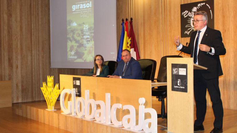 Globalcaja reúne a 300 agricultores para informar, de la mano del consejero de Agricultura, de las novedades de la PAC y la nueva ayuda medioambiental al girasol