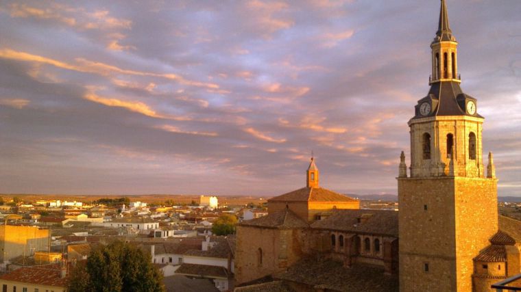 Una ONG plantea dar cobijo a un centenar de migrantes en un hotel de Manzanares mientras parte de los vecinos se oponen