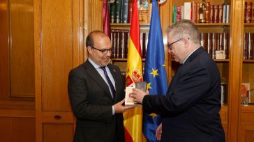 El presidente de la Cámara de Cuentas entrega la Memoria Anual al presidente de las Cortes regionales