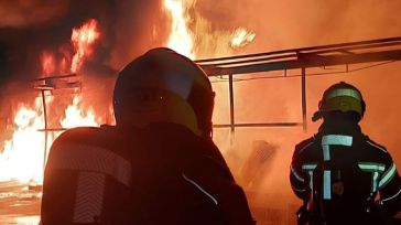 Un espectacular incendio colapsa una nave industrial dedicada a la fabricación de colchones en Olías del Rey