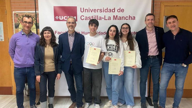 Las estudiantes del IES Andrés de Valdelvira, ganadores de la Olimpiada de Humanidades de la UCLM
