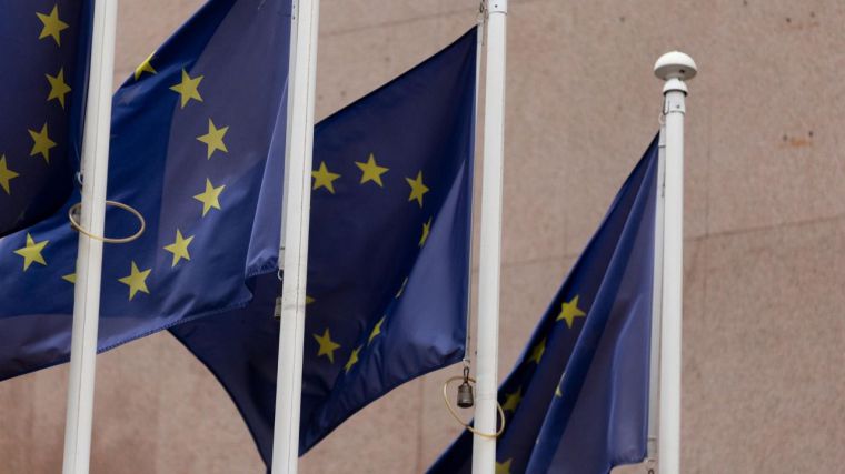Entran en vigor los aranceles del 20% de Trump a la UE y del 104% a China