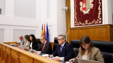 El Pleno de las Cortes de CLM arranca con una declaración institucional sobre los 600 años del Pueblo Gitano