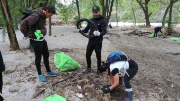 La jornada de Basuraleza congrega a cientos de personas para limpiar diferentes puntos de las riberas del río Tajo a su paso por Toledo