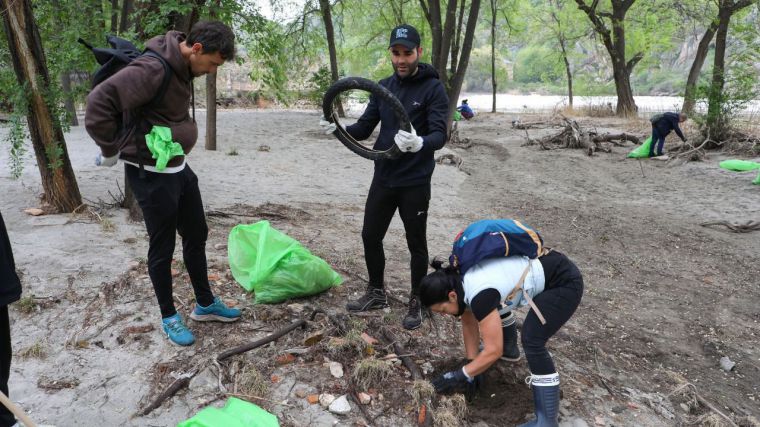 La jornada de Basuraleza congrega a cientos de personas para limpiar diferentes puntos de las riberas del río Tajo a su paso por Toledo