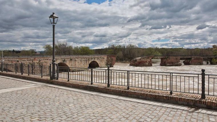 El ministro Urtasun y el alcalde de Talavera se reunirán en mayo para abordar la reconstrucción del Puente Viejo