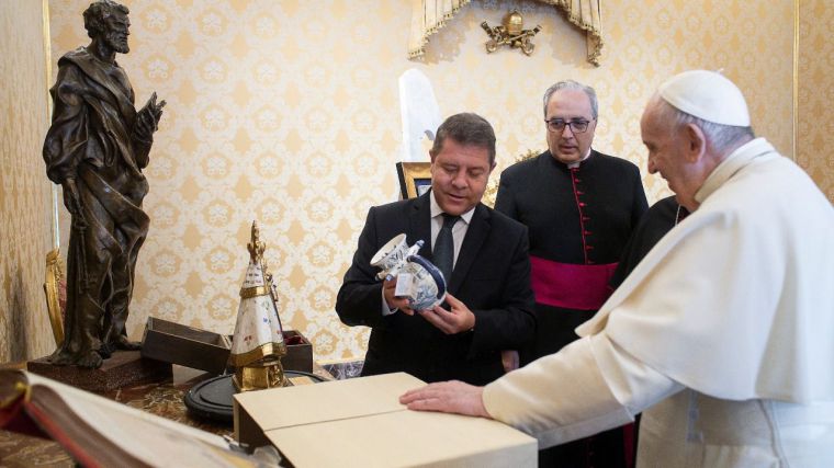 El presidente García-Page lamenta la muerte del Papa Francisco, un “buen hombre” a quien se va a recordar “por su clara vocación social”