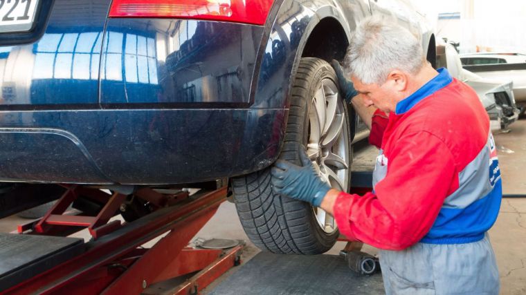 El automóvil da trabajo al 15% de los empleados de Castilla-La Mancha y los bares al 6,3%