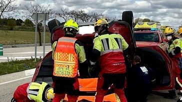 Los bomberos rescatan a un conductor atrapado tras un aparatoso accidente entre dos coches en Ocaña
