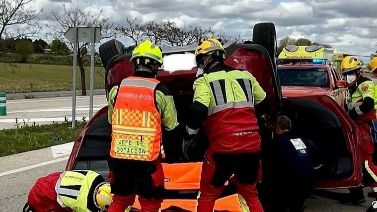 Los bomberos rescatan a un conductor atrapado tras un aparatoso accidente entre dos coches en Ocaña