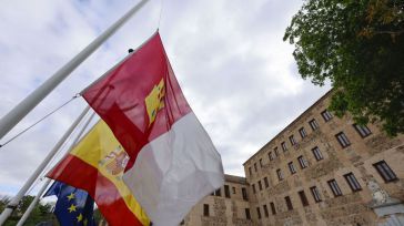 Las banderas de las Cortes regionales ondean a media asta en señal de luto por el Papa Francisco