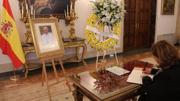 La presidenta de la Diputación de Toledo firma en la Nunciatura en el libro de condolencias por el fallecimiento del Papa Francisco