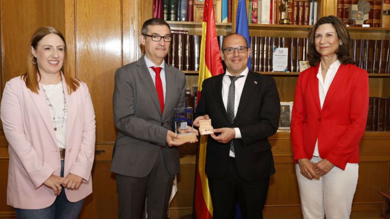 El Consejo Regional de Transparencia entrega su Memoria Anual al presidente de las Cortes de Castilla-La Mancha