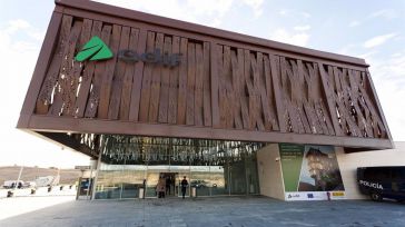 Cuatrocientos pasajeros de un tren afectado por el corte de luz pasan la noche en un polideportivo de Cuenca