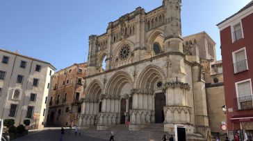 Gente en la calle, heladerías con grupos electrógenos y tiendas que no podían cerrar en Cuenca debido al apagón