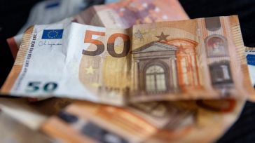 El superávit por cuenta corriente cae a la mitad hasta febrero, con 3.500 millones de euros