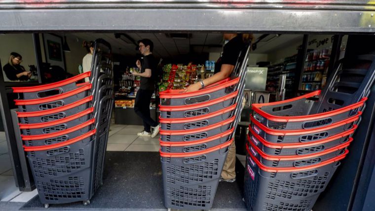 La Asociación Española de Distribuidores cifra en al menos 53 millones de euros el impacto del apagón sobre los supermercados
