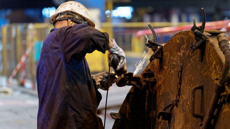El crecimiento de la actividad privada en España se frenó en abril por el lastre manufacturero