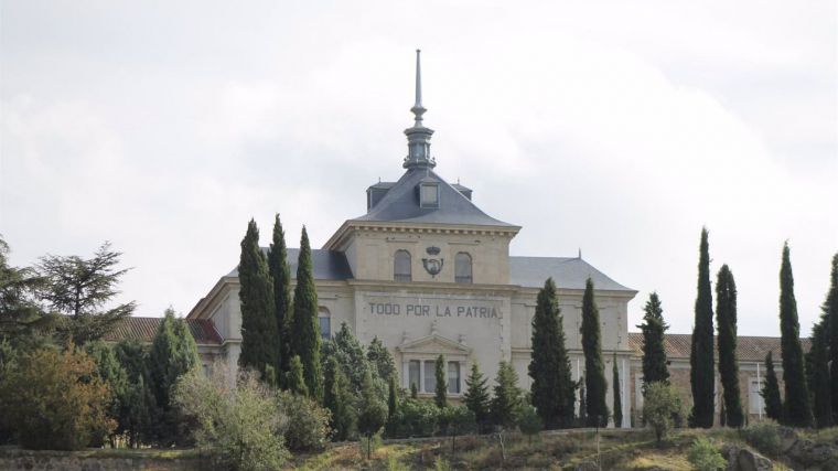 La UCLM exhibe su alianza con la Academia de Infantería conmemorando sus 175 años con una jornada para estudiantes y militares