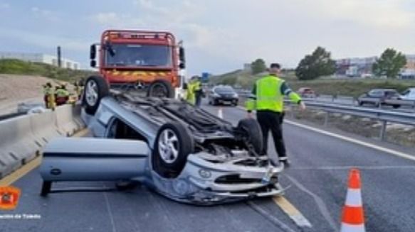 El vuelco de un vehículo con conductor atrapado colapsa la A-42 a su paso por Illescas