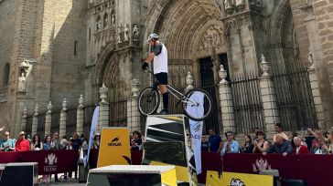 Toledo reúne a los mejores ciclistas de trial en una exhibición en la Plaza del Ayuntamiento