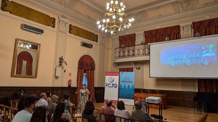 La Facultad de Ciencias y Tecnologías Químicas de la UCLM da a conocer su actividad por el centro de Ciudad Real 