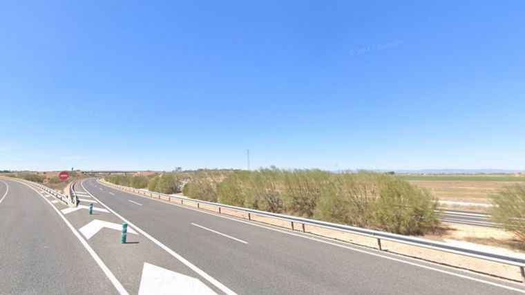 El incendio de un camión obliga a cortar el paso de vehículos por la A-43 a su paso por Manzanares