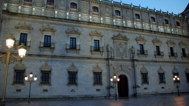 El Alcázar de Toledo acoge este sábado un acto de relevo de la guardia y arriado de bandera