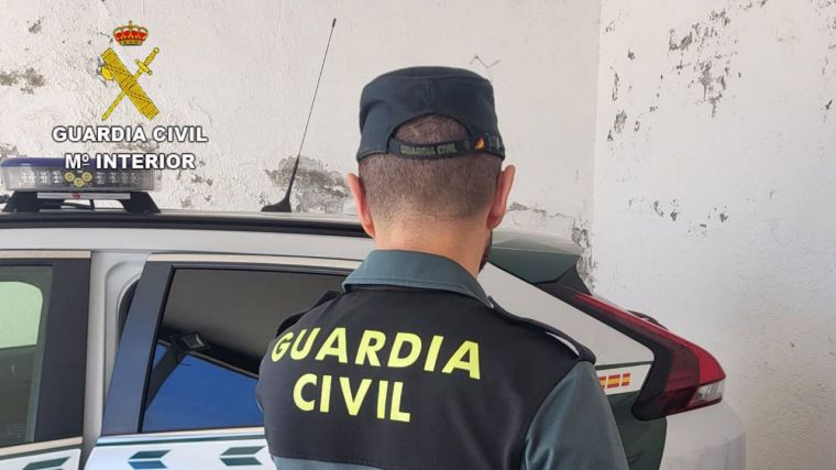 La Guardia Civil detiene a cinco personas por el robo con violencia de un móvil y 200 euros a una pareja en Olías del Rey
