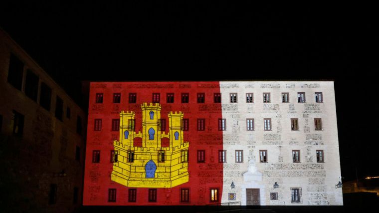 La fachada de San Gil se ilumina con una imagen de la bandera de Castilla-La Mancha