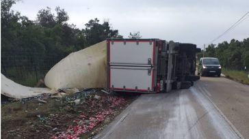 Herido un conductor tras volcar su camión en Brihuega en la carretera CM-2008, que ha quedado cortada