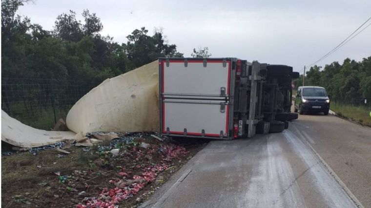Herido un conductor tras volcar su camión en Brihuega en la carretera CM-2008, que ha quedado cortada