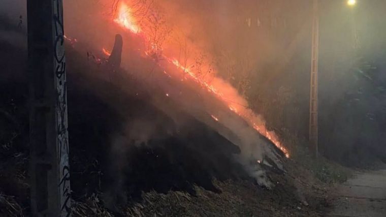 Bomberos y Policía Local colaboran en la extinción de un incendio en el parque de los Moralejos de Cuenca