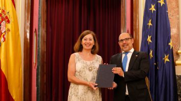 Bellido entrega el nuevo Estatuto de Autonomía a la presidenta del Congreso confiando en que se mantenga el consenso y sume nuevos apoyos 