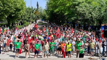 Alcaldes de la comarca de Puertollano arropan a trabajadores y familias de Fertiberia, que claman por su viabilidad 
