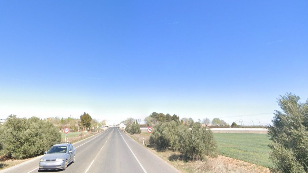 Fallece el conductor de un camión tras salirse de la vía y volcar en la N-430 a su paso por Manzanares